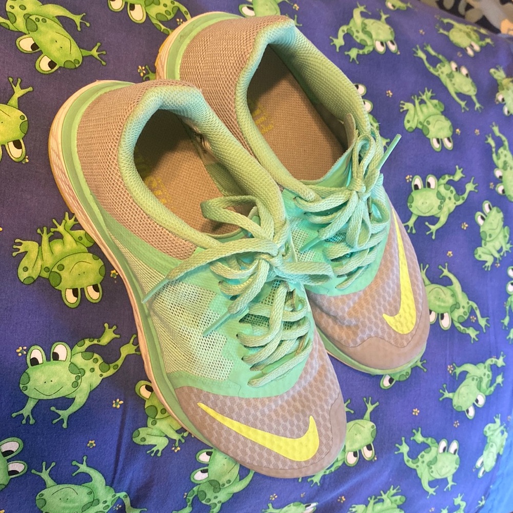 GREEN NIKE fitsole running shoes.🐸